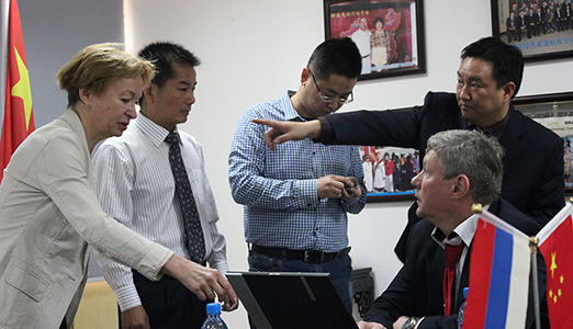 Проф. С.Ю. Анисимова и С.И. Анисимов после конференции в Чжэнчжоу обсуждают с китайскими коллегами современные методы лечения глаукомы