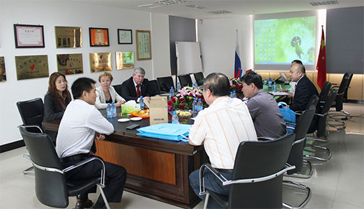 Профессор С.Ю. Анисимова и С.И. Анисимов на встрече с китайскими коллегами в ходе конференции в Чжэнчжоу в Китае.